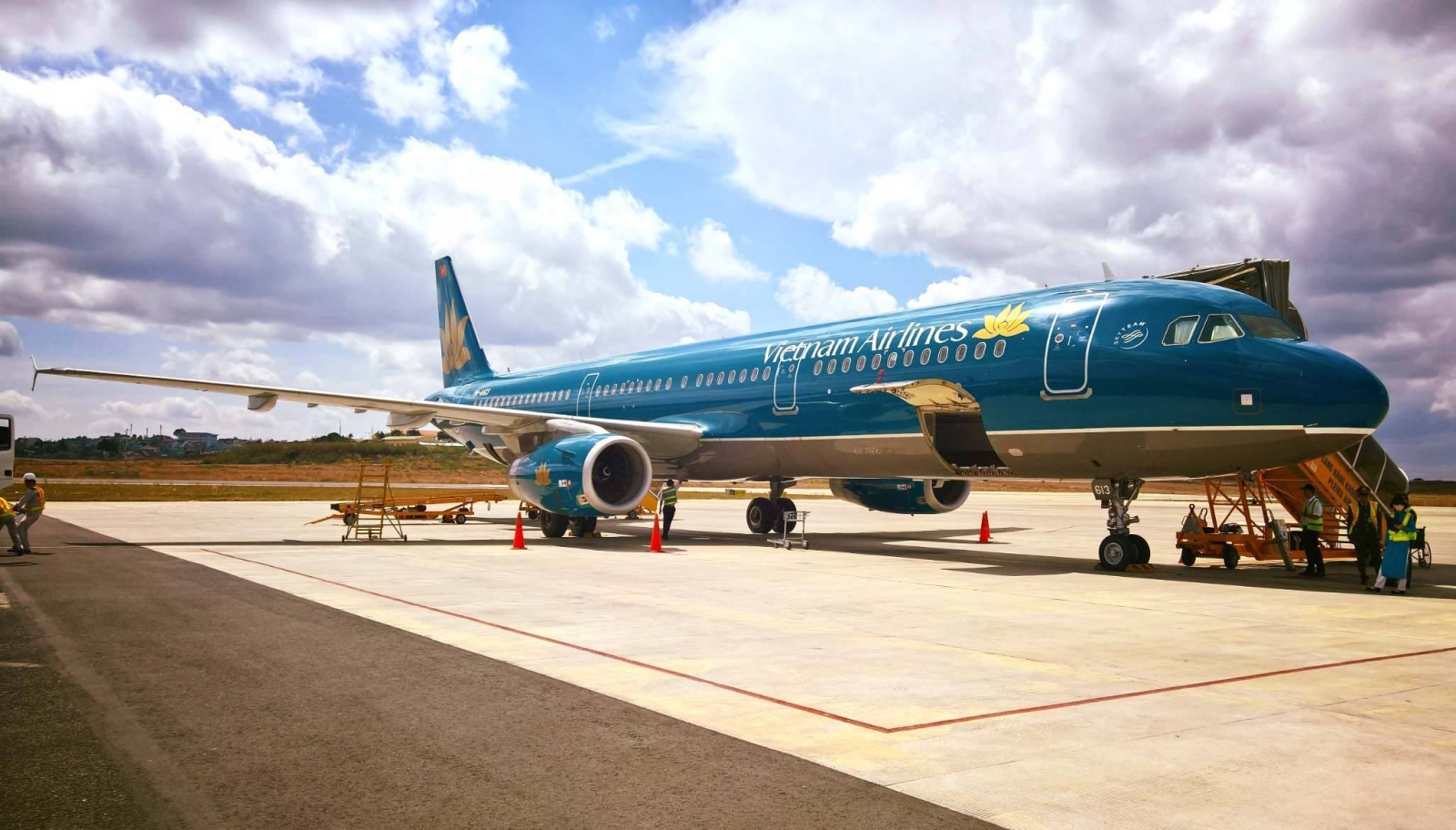 "Bung lụa" cùng loạt vé máy bay giá rẻ của Vietnam Airlines